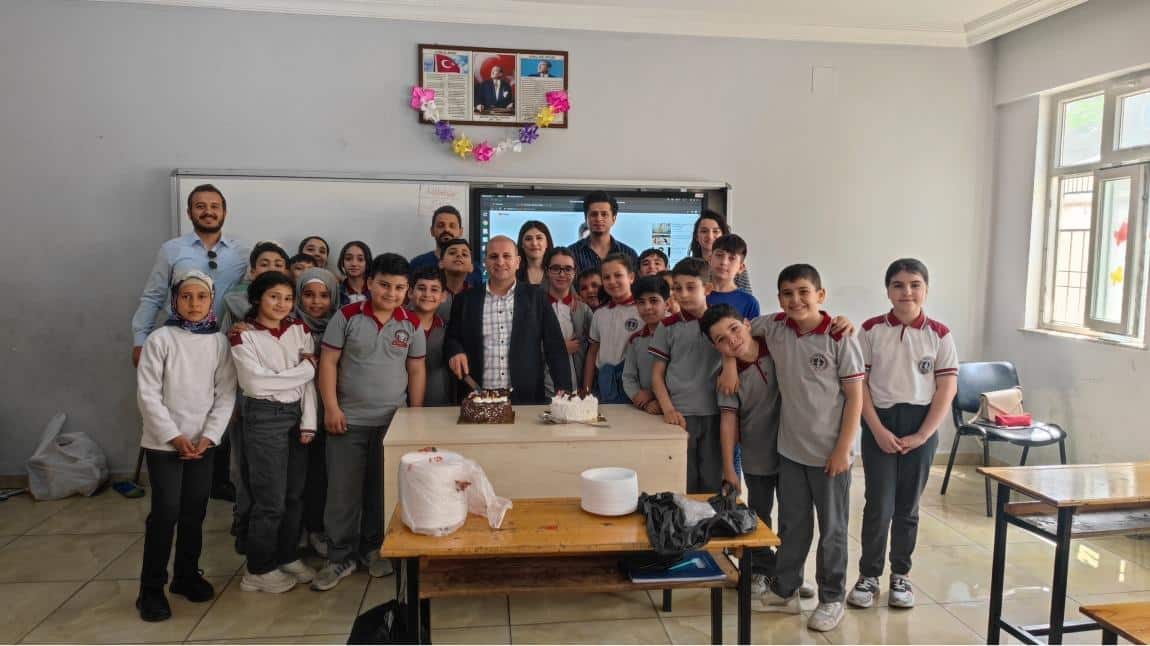 Sınıfımı Temiz Tutarım Yarışmamızın Mart Ayı Pasta Ödülünü Öğrencilerimizle Kutladık